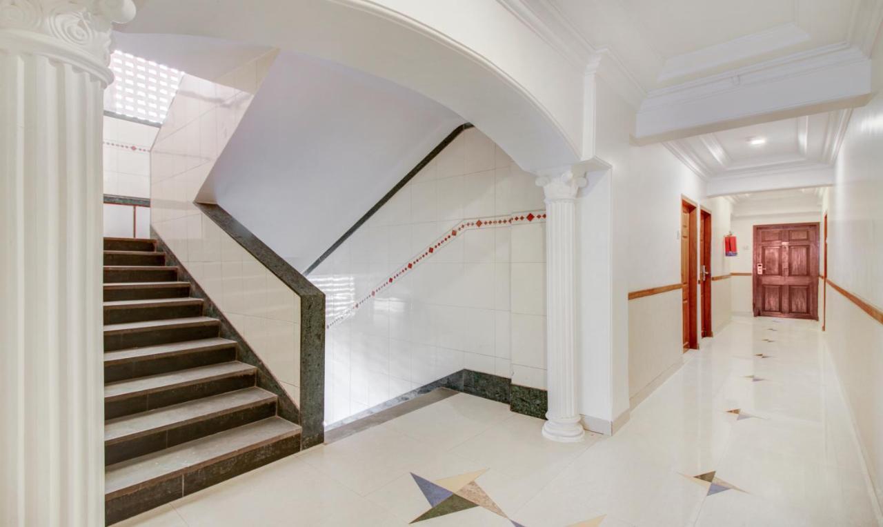 Treebo Cruz Royale Santacruz West Hotel Mumbai Exterior photo