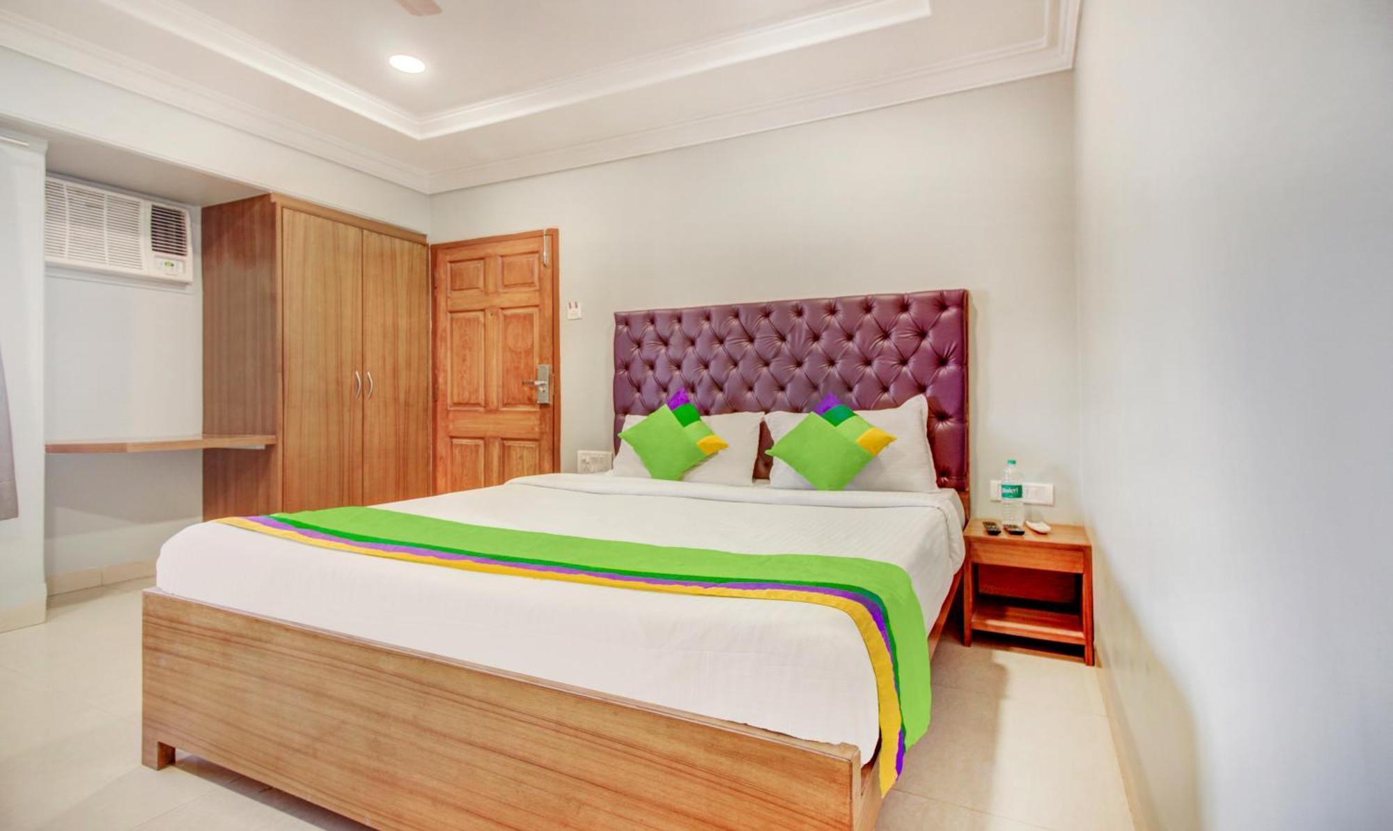 Treebo Cruz Royale Santacruz West Hotel Mumbai Exterior photo