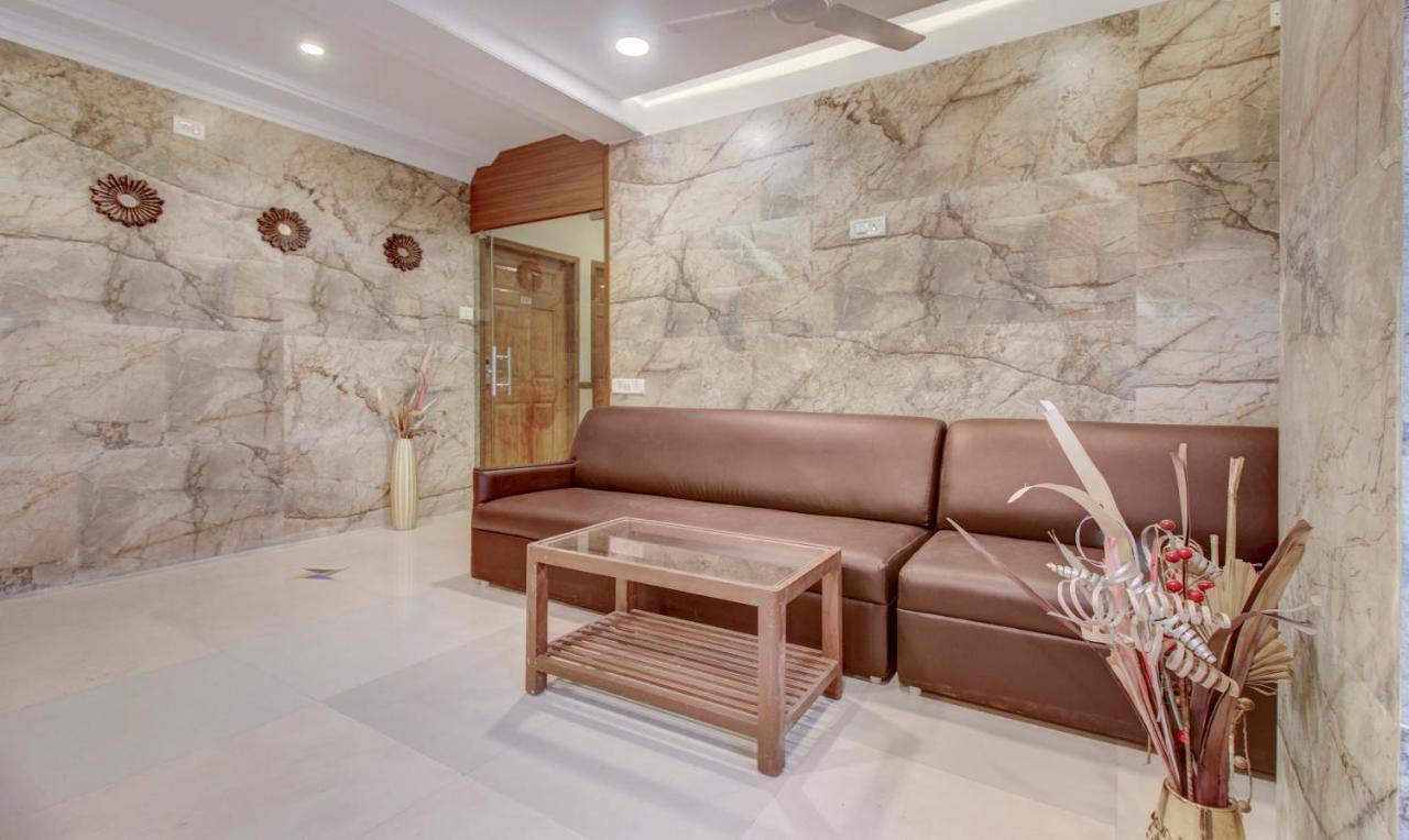 Treebo Cruz Royale Santacruz West Hotel Mumbai Exterior photo