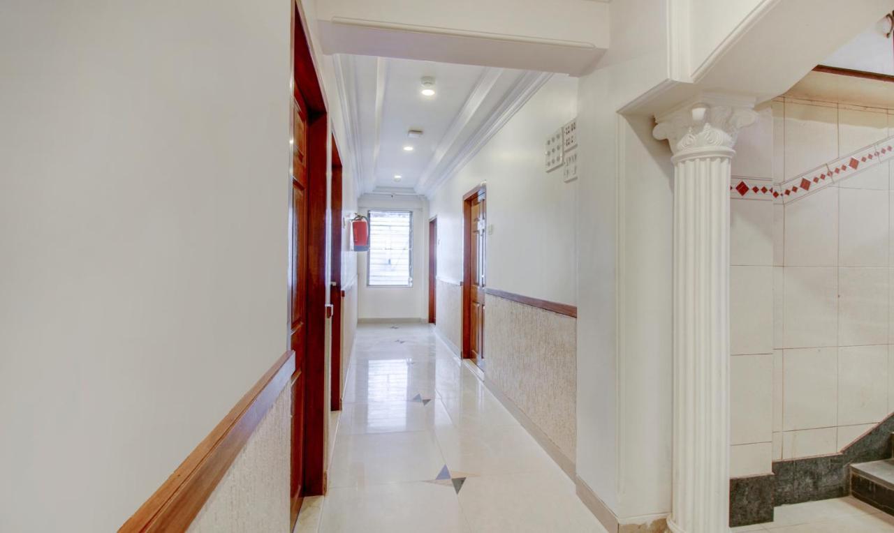 Treebo Cruz Royale Santacruz West Hotel Mumbai Exterior photo