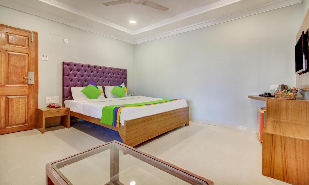 Treebo Cruz Royale Santacruz West Hotel Mumbai Exterior photo