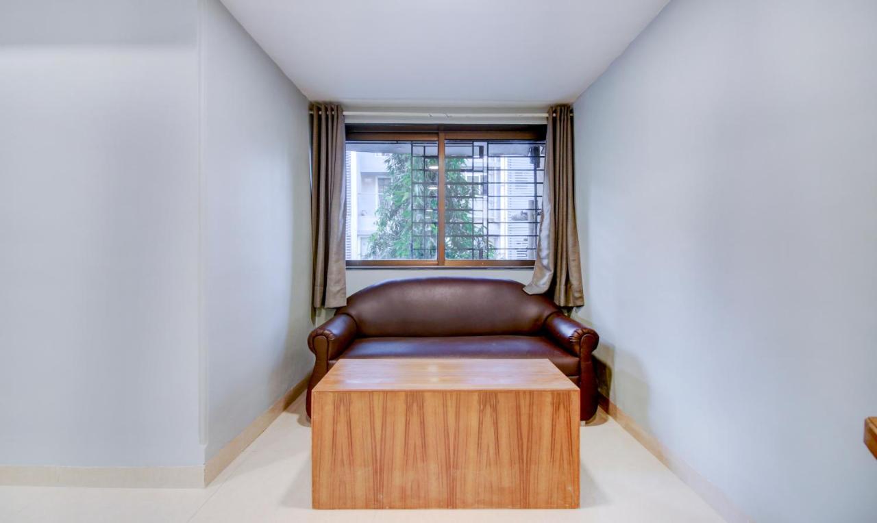 Treebo Cruz Royale Santacruz West Hotel Mumbai Exterior photo