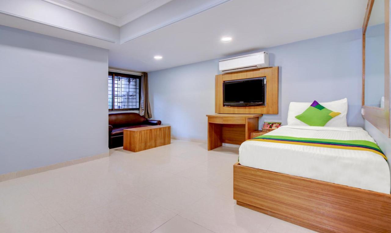 Treebo Cruz Royale Santacruz West Hotel Mumbai Exterior photo