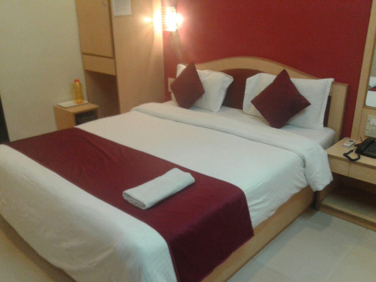 Treebo Cruz Royale Santacruz West Hotel Mumbai Exterior photo